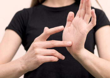 A Língua Brasileira de Sinais é a língua de sinais usada por surdos dos centros urbanos brasileiros e legalmente reconhecida como meio de comunicação e expressão. (Divulgação)