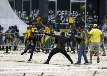 Manifestantes invadem e depredam o Congresso, STF e Palácio do Planalto. (Agência Brasil)