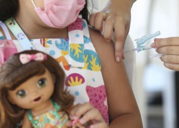 A vacinação é a forma mais eficaz de frear a contaminação e o surgimento de novas variantes do coronavírus. (Agência Brasil)