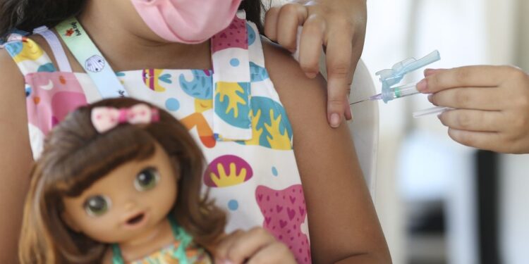 A vacinação é a forma mais eficaz de frear a contaminação e o surgimento de novas variantes do coronavírus. (Agência Brasil)