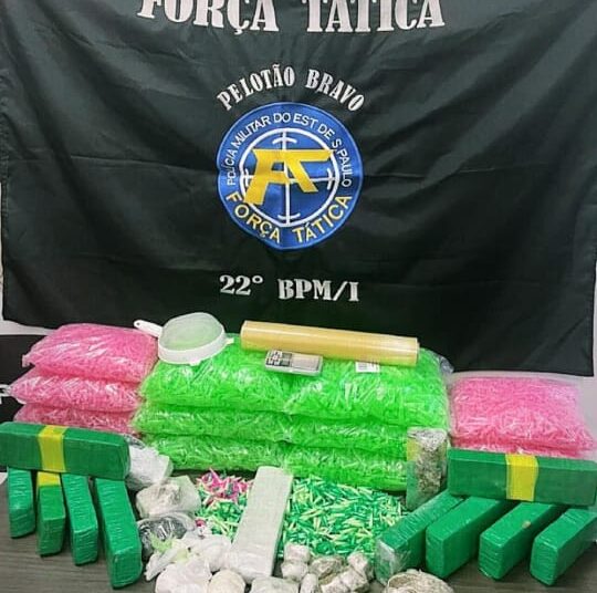 Foram apreendidos 11 tijolos de maconha, cerca de 1 kilo e meio de cocaína, 14 mil microtubos e apetrechos para embalagem das drogas. (Divulgação/Polícia Militar)