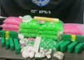 Foram apreendidos 11 tijolos de maconha, cerca de 1 kilo e meio de cocaína, 14 mil microtubos e apetrechos para embalagem das drogas. (Divulgação/Polícia Militar)