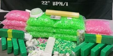 Foram apreendidos 11 tijolos de maconha, cerca de 1 kilo e meio de cocaína, 14 mil microtubos e apetrechos para embalagem das drogas. (Divulgação/Polícia Militar)