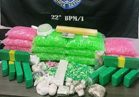 Foram apreendidos 11 tijolos de maconha, cerca de 1 kilo e meio de cocaína, 14 mil microtubos e apetrechos para embalagem das drogas. (Divulgação/Polícia Militar)