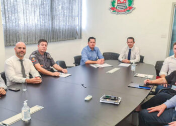 Entre os participantes estavam, além do prefeito Jeferson Brun, o delegado seccional de Itapetininga, Alexandre Cassola, juntamente com delegado Rafael Granato e delegado da Dise e DIG, Emanuel, Santos Françani, os representantes do Creci, Joanice Melo Cardoso e Paolo Franciosi, além do empresário Eres Franciosi. (Divulgação/Prefeitura de Itapetininga)