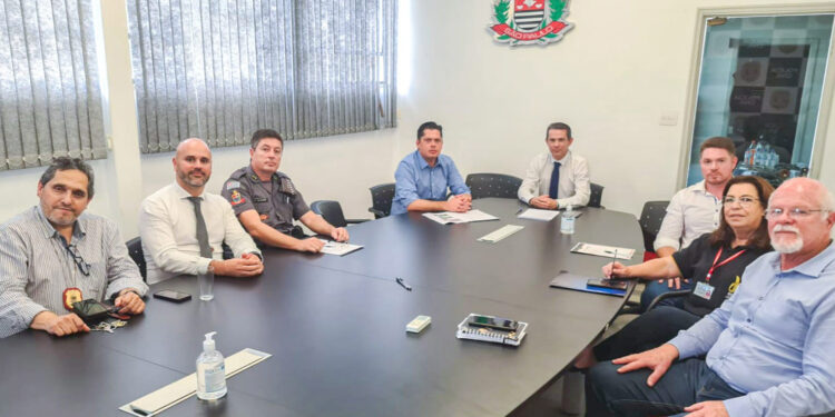 Entre os participantes estavam, além do prefeito Jeferson Brun, o delegado seccional de Itapetininga, Alexandre Cassola, juntamente com delegado Rafael Granato e delegado da Dise e DIG, Emanuel, Santos Françani, os representantes do Creci, Joanice Melo Cardoso e Paolo Franciosi, além do empresário Eres Franciosi. (Divulgação/Prefeitura de Itapetininga)