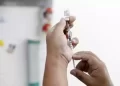 Com o objetivo de fortalecer o sistema imunológico, as vacinas estimulam a produção de anticorpos que combatem agentes infecciosos – como vírus e bactérias – e evitam o adoecimento. (Agência Brasil)