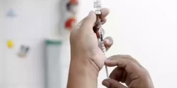 Com o objetivo de fortalecer o sistema imunológico, as vacinas estimulam a produção de anticorpos que combatem agentes infecciosos – como vírus e bactérias – e evitam o adoecimento. (Agência Brasil)