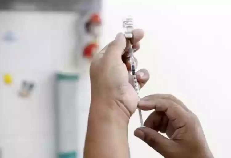 Com o objetivo de fortalecer o sistema imunológico, as vacinas estimulam a produção de anticorpos que combatem agentes infecciosos – como vírus e bactérias – e evitam o adoecimento. (Agência Brasil)