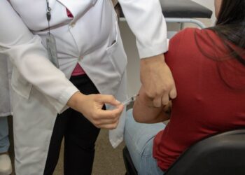 As vacinas passam por estudos que envolvem segurança e eficácia antes de serem colocadas no mercado. (Divulgação/Governo do Estado de São Paulo)