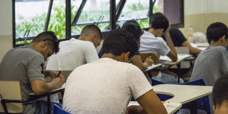 As Etecs atendem mais de 226 mil alunos nos Ensinos Técnico, Integrado e Médio. Nas Fatecs, o número de matriculados nos cursos de graduação tecnológica supera 96 mil estudantes. (Governo do Estado de São Paulo)