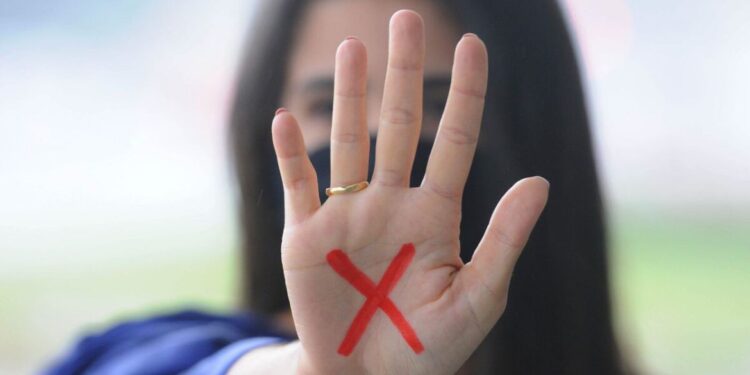 De acordo com o art. 5º da Lei Maria da Penha, violência doméstica e familiar contra a mulher é “qualquer ação ou omissão baseada no gênero que lhe cause morte, lesão, sofrimento físico, sexual ou psicológico e dano moral ou patrimonial”. (Câmara dos Deputados)