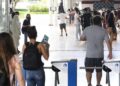 Participantes ingressam em escola para participar do Exame Nacional do Ensino Médio (Enem). (Agência Brasil)