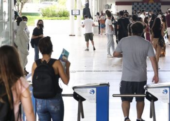 Participantes ingressam em escola para participar do Exame Nacional do Ensino Médio (Enem). (Agência Brasil)