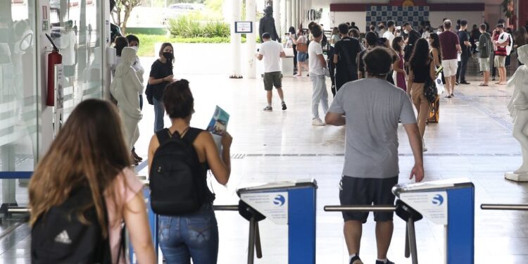 Participantes ingressam em escola para participar do Exame Nacional do Ensino Médio (Enem). (Agência Brasil)