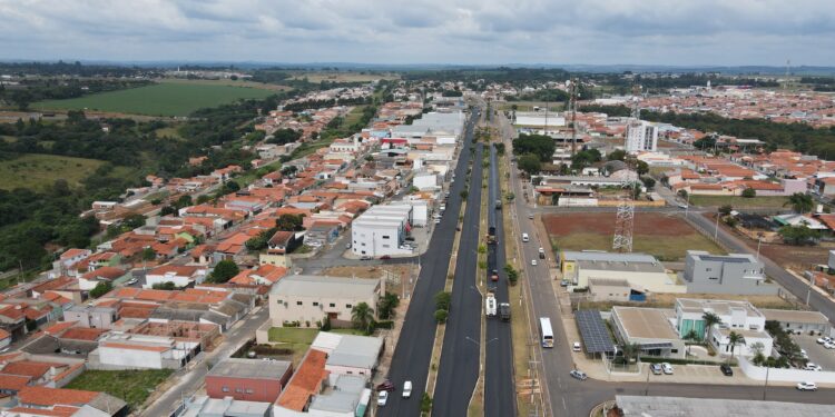 Conforme a administração municipal, o recapeamento das principais artérias e bairros fomentará o desenvolvimento, atraindo mais empresas com melhorias econômicas e sociais para região e para a cidade. (Divulgação/Prefeitura de Itapetininga)