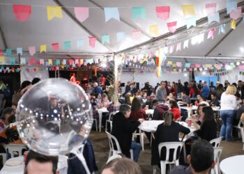 A quermesse, realizada em prol da Campanha do Agasalho, conta com barracas típicas de doces, salgados, bebidas, brincadeiras, bingo, além de música ao vivo nos dois dias do evento. (Divulgação)