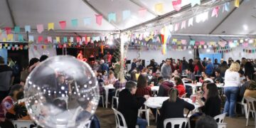 A quermesse, realizada em prol da Campanha do Agasalho, conta com barracas típicas de doces, salgados, bebidas, brincadeiras, bingo, além de música ao vivo nos dois dias do evento. (Divulgação)