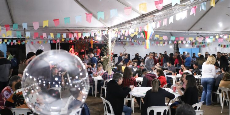 A quermesse, realizada em prol da Campanha do Agasalho, conta com barracas típicas de doces, salgados, bebidas, brincadeiras, bingo, além de música ao vivo nos dois dias do evento. (Divulgação)