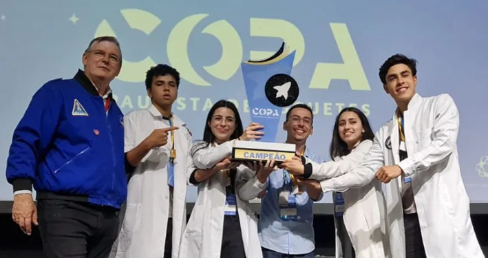 A equipe Cosmic Crows, composta por alunos do segundo ano do ensino médio, também mostrou seu talento e determinação na competição. (Divulgação)
