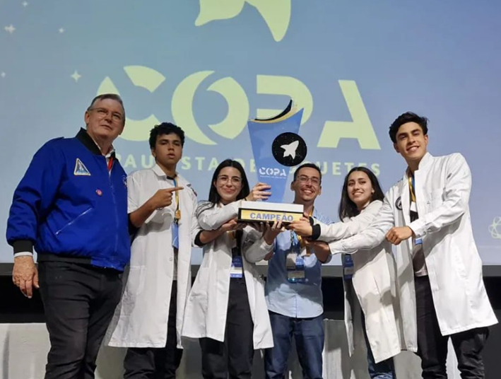 A equipe Cosmic Crows, composta por alunos do segundo ano do ensino médio, também mostrou seu talento e determinação na competição. (Divulgação)
