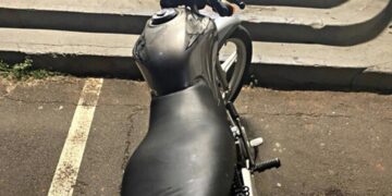 A motocicleta, segundo a Polícia Militar, havia sido furtada em frente ao Hospital Léo Orsi Bernardes. (Divulgação/Polícia Militar)