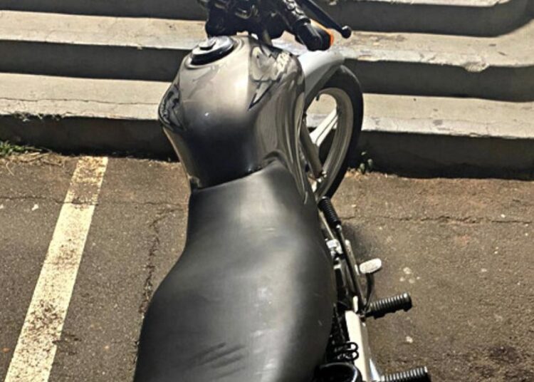 A motocicleta, segundo a Polícia Militar, havia sido furtada em frente ao Hospital Léo Orsi Bernardes. (Divulgação/Polícia Militar)