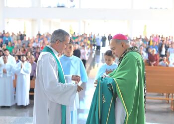 Durante a celebração, Padre Marco Antônio Custódio, tomou posse como o primeiro pároco e reitor do Santuário. (William Furtado)