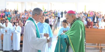 Durante a celebração, Padre Marco Antônio Custódio, tomou posse como o primeiro pároco e reitor do Santuário. (William Furtado)