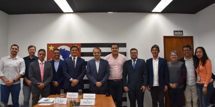 O deputado federal e presidente estadual do Progressistas, Maurício Neves, reuniu um grupo de prefeitos na última sexta-feira, dia 23. (Divulgação)