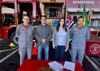 A deputada federal Simone Marquetto e o prefeito Jeferson Brun visitaram o Corpo de Bombeiros. (Divulgação)