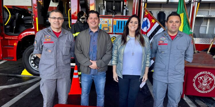 A deputada federal Simone Marquetto e o prefeito Jeferson Brun visitaram o Corpo de Bombeiros. (Divulgação)