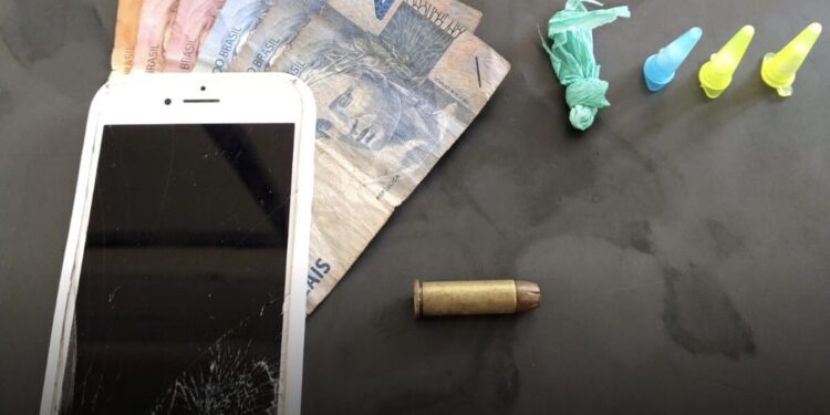 Com o suspeito foram aprendidos celulares, munição e drogas. (Divulgação)