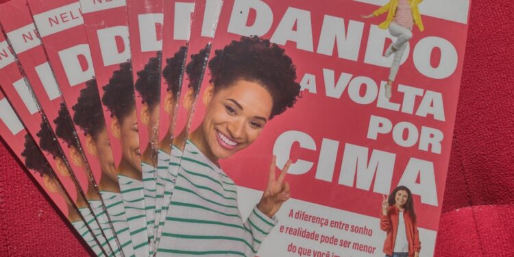 O livro 'Dando a volta por cima' mostra que qualquer pessoa pode furar a bolha da pobreza e do subemprego e criar suas próprias oportunidades. (Divulgação)