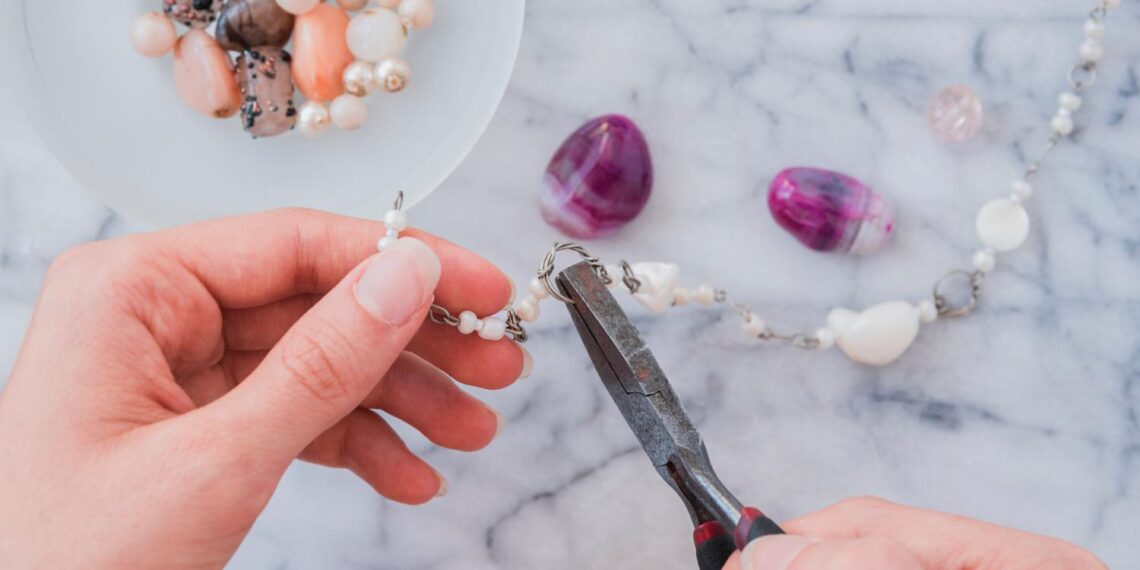 O curso de Criação e Técnicas de Montagem de Bijuterias será oferecido na cidade.