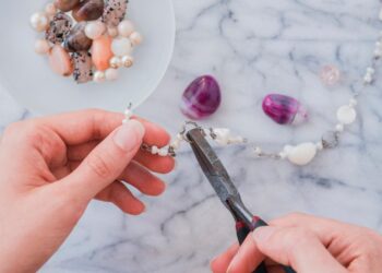 O curso de Criação e Técnicas de Montagem de Bijuterias será oferecido na cidade.