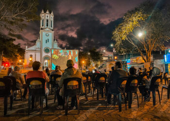 O CineSolar, que em 2023 completa 10 anos, transforma espaços públicos e abertos em salas de cinema e já realizou cerca de 1870 sessões (com exibição de 180 filmes). (Divulgação)