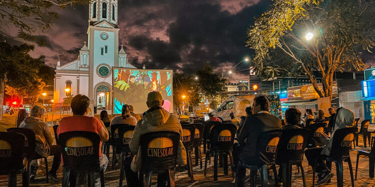 O CineSolar, que em 2023 completa 10 anos, transforma espaços públicos e abertos em salas de cinema e já realizou cerca de 1870 sessões (com exibição de 180 filmes). (Divulgação)