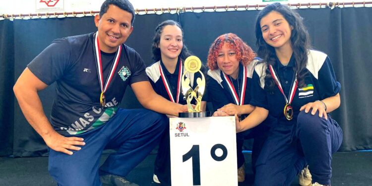 A equipe é formada pelas atletas Lais Maria de Oliveira, Beatriz Cristina de Oliveira, Ingrid Batista e pelo professor o professor Marcos Elerson. (Divulgação)