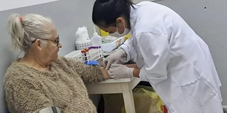 Foram oferecidos exames e atendimentos preventivos relacionados à pressão alta e diabetes, além de coleta para exames laboratoriais. (Divulgação/Prefeitura de Itapetininga)