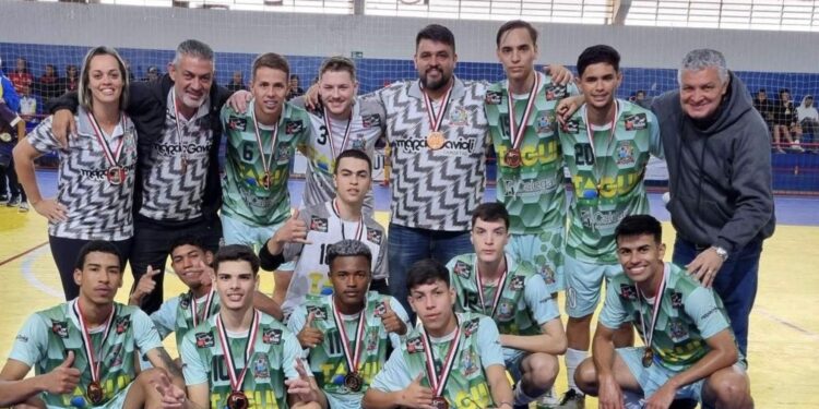 Na comissão técnica, Marinho Mello, Marcelo Mello e equipe. (Divulgação)