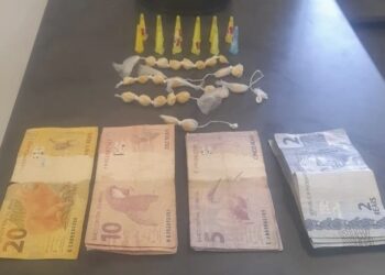 As equipes localizaram 12 pinos de cocaína e 23 pedras de crack, já embaladas para a venda. (Divulgação)