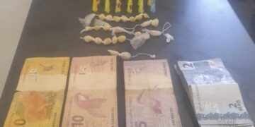 As equipes localizaram 12 pinos de cocaína e 23 pedras de crack, já embaladas para a venda. (Divulgação)
