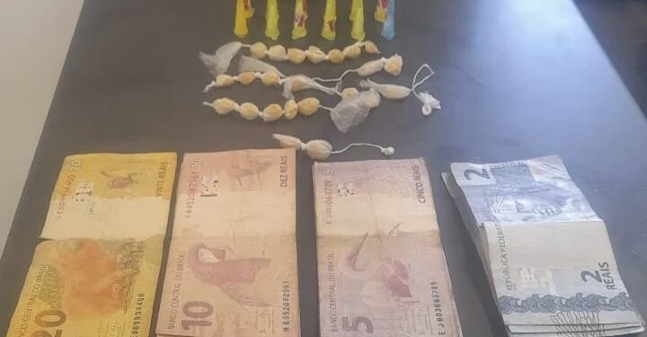 As equipes localizaram 12 pinos de cocaína e 23 pedras de crack, já embaladas para a venda. (Divulgação)