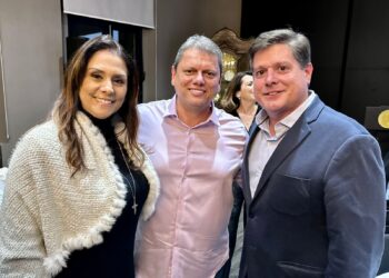 A deputada Simone Marquetto (MDB), o governador Tarcísio de Freitas (Republicanos) e o deputado Baleia Rossi (MDB). (Divulgação)