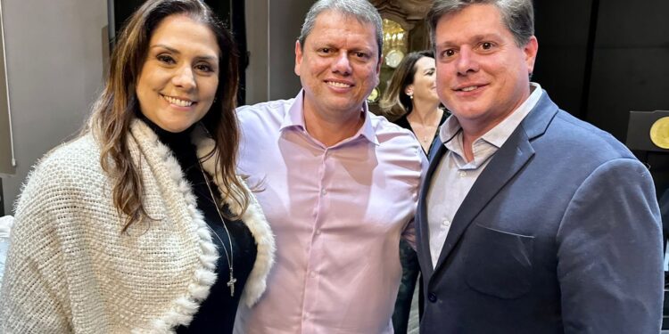 A deputada Simone Marquetto (MDB), o governador Tarcísio de Freitas (Republicanos) e o deputado Baleia Rossi (MDB). (Divulgação)