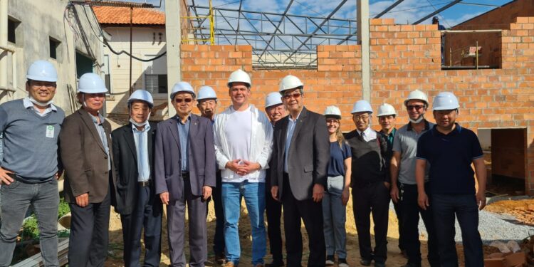 O prefeito Jeferson Brun acompanhou o presidente Beneficência Nipo-Brasileira, Paulo Seichiti Saita, e sua diretoria em vistoria às obras da reforma e ampliação da infraestrutura do Hospital Municipal “Léo Orsi Bernardes”. (Divulgação)