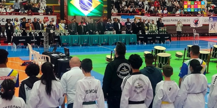 A equipe do Taekwondo de Itapetininga, composta pelas atletas da Secretaria Municipal de Esporte, Lazer e Juventude, em parceria com a Associação Asiam Budo Itapetininga. (Divulgação)