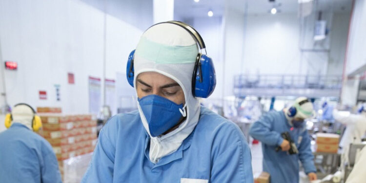 Em julho, a JBS deve contratar 150 pessoas para a função de operador de produção. (Divulgação)