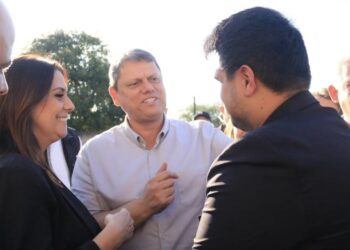 A deputada federal Simone Marquetto (MDB) e o governador Tarcísio de Freitas (Republicanos) em Boituva. (Divulgação)